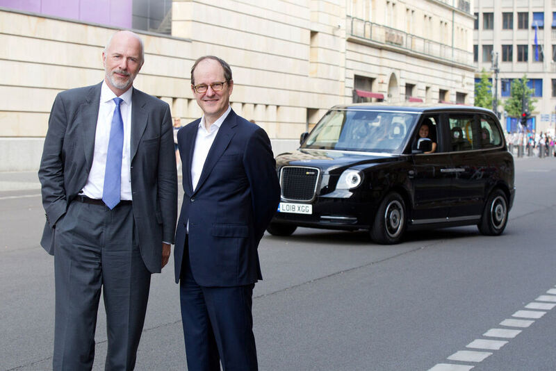 Automanager Carl-Peter Forster und der britische Botschafter Sir Sebastian Wood an der britischen Botschaft in Berlin vor dem London Taxi. (LEVC)