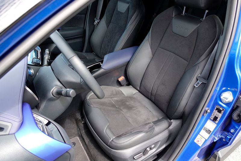 Der Testwagen war mit Sitzen mit Leder-Alcantara-Bezug ausgestattet, die guten Komfort und ausreichend Seitenhalt boten. (Bild: Rosenow/»kfz-betrieb«)