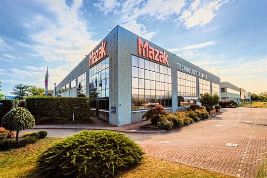 Das ist das europäische Lasertechnologiezentrum (ETC) von Mazak, das die Japaner Ende Mai an mehreren Tagen in Mailand einweihen und gleich eröffnen. Ihre Auftritt haben, wie es heißt, maschinelle Stars des Laserschneidens und Zerspanens. Hier ein kleiner Vorgeschmack... Das ist das europäische Lasertechnologiezentrum (ETC) von Mazak, das die Japaner Ende Mai an mehreren Tagen in Mailand einweihen und gleich eröffnen. Ihre Auftritt haben, wie es heißt, maschinelle Stars des Laserschneidens und Zerspanens. Hier ein kleiner Vorgeschmack...