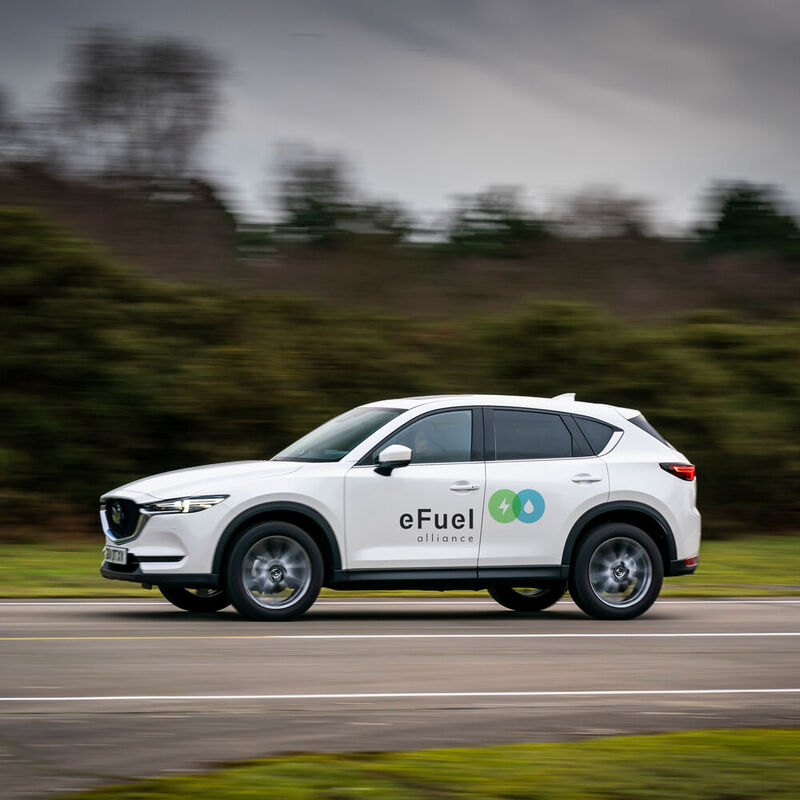Fährt mit eFuels: dieser Mazda nutzt sythetischen Kraftstoff, der aus nachhaltig gewonnener Energie erzeugt wird.