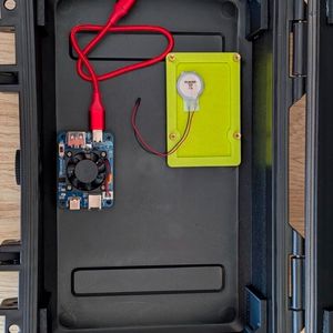 Zunächst werden das Stromversorgungssystem, die RTC-Batterie und die Halterung für den Raspberry Pi an der Unterseite angebracht.(Bild:  Raspberry Pi)