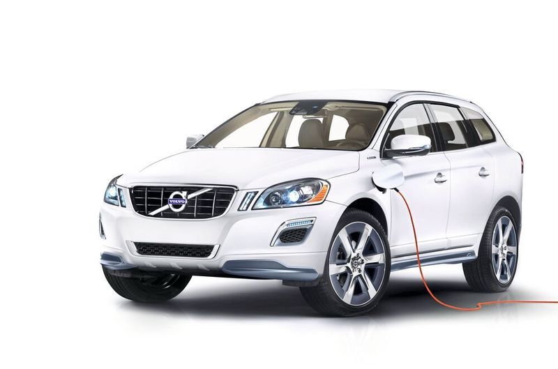 PHEV RANG 2 - Volvo XC60 Plug-In Hybrid:  Den XC60 bezeichnet Volvo selbst als eine Kombination aus Coupé und SUV, welcher bereits ein Face-Lift hinter sich hat. Die Volvo Car Corporation gehört seit 2010 dem chinesischen Fahrzeugkonzern Zhejiang Geely Holding Group Co. Ltd. Die Volvo Twin Engine (Zwei Motoren) Modelle mit Plug-in Hybrid-Technologie verkörpern laut Volvo ihr Verständnis von leistungstark und sparsam. Ein Schelm wer hier ein wiederspruch liest. Rein elektrisch sind 43 km möglich.  (Volvo)