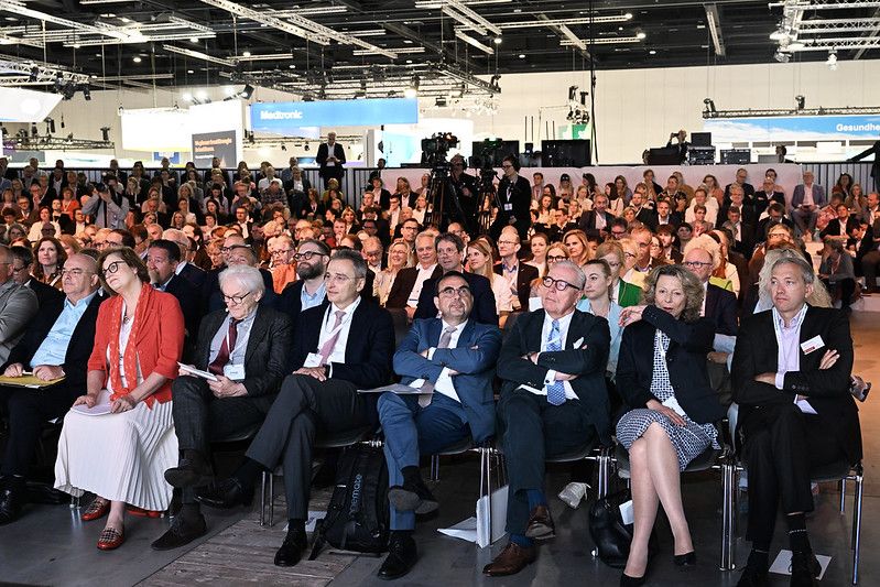 Volles Haus bei der Verkündung der Ergebnisse des „Krankenhaus Rating Report 2023 – die Revolution?!“ Prof. Dr. Boris Augurzky, RWI-Gesundheitsökonom und einer der Autoren des Reports: „Die wirtschaftliche Lage der Krankenhäuser hat sich 2021 wieder verschlechtert.“ Sein Ausblick: 66 Prozent der Klinikbetten waren in Allgemeinkrankenhäusern ausgelastet, bei einer Zielauslastung von 85 Prozent bei fortschreitender Ambulantisierung bestünde ein Bedarf von 1.165 statt heute 1.697 Standorten. (WISO/Schmidt-Dominé)