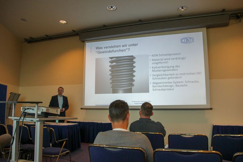 Gewindefurchende Schrauben war das Thema im Vortrag von Sebastian Schlegel von der Conti Fasteners AG. (Bild: VCG/Juliana Pfeiffer)