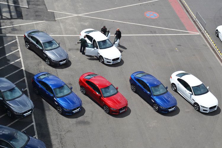 ...die Testwagen alle in Reih und Glied abstellen... (Foto: Michel)