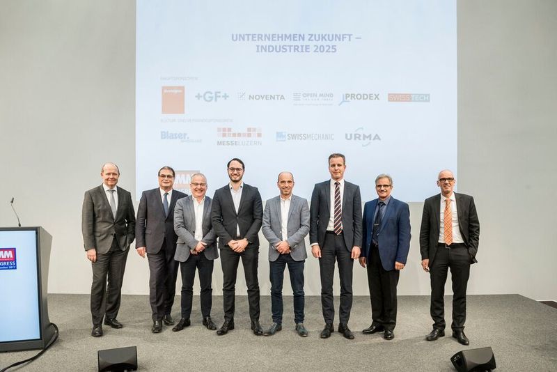 Ein herzliches Dankeschön an alle Referenten und Sponsoren des SMM Kongress 2017! v.l. Valentin Vogt, Burckhardt Compression Holding AG; Lothar Horn, Paul Horn GmbH; Urs W. Berner, Urma AG; Stefan Dahl GF Machining Solutions International SA; René Näf, Urma AG; Matthias Böhm, Vogel Business Media AG. Es fehlen:  Eva Jaisli, PB Swiss Tool; Prof. Mirko Meboldt, ETHZ; Andreas Löwenstein, Marenco Swisshelicpoter AG; Stefan Zatti,Otto Hofstetter AG) (Thomas Entzeroth)