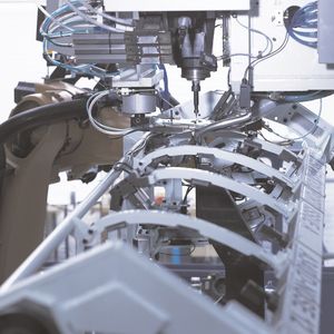 Der Automatisierungkonzern Kuka peilt für 2013 ein leichtes Umsatzplus an.