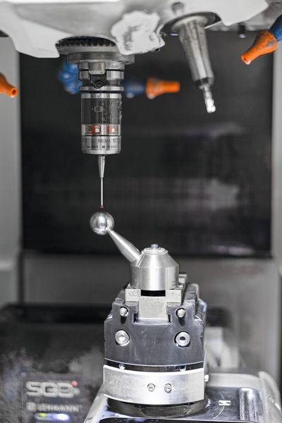 Neben den typischen Messaufgaben während der Bearbeitung werden die TC52-Messtaster auch mit der Blum-Software KinematicsPerfect eingesetzt. Die Software ermöglicht eine präzise Überprüfung, Dokumentation und Korrektur der Drehachsen der Rund- und Schwenktische. (Bild: Blum-Novotest)