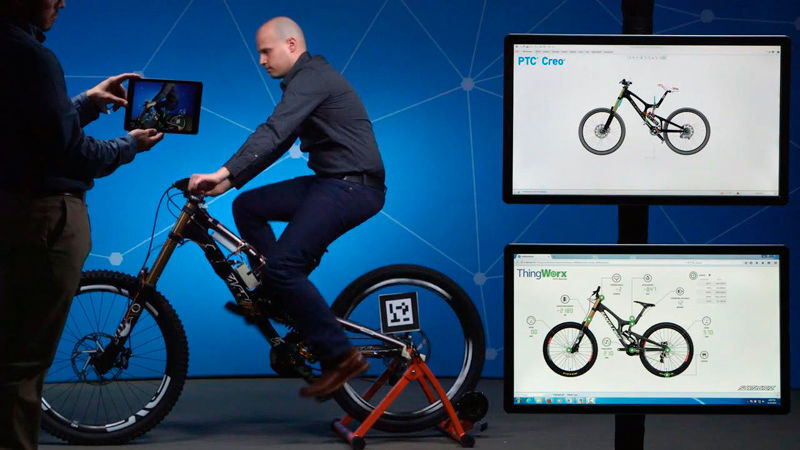 Das reale Bike wird sowohl im Dashboard als auch in der CAD-Software PTC Creo gespiegelt.