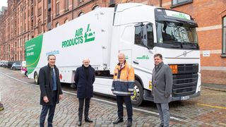 Wasserstoff-Kooperation soll Dekarbonisierung pushen! Von Links: Kurt Lefevere, (Vice President of Air Products for Northern Continent), Michael Westhagemann (Hamburgs Senator für Wirtschaft und Innovation), Jens Meier (CEO Hamburg Port Authority), Stephan König (Air Products Director Operations and Supply Chain Performance Europe and Africa). (Bild: HPA / A. Schmidt-Wiethoff)