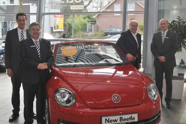 Uwe Gehrmann (2. V. li.) und Kai Wicke mit ihren Führungskräften sorgen für den steten Erfolgskurs des Autohauses. (Foto: VBM)