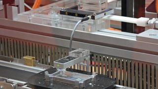 Ein Schritt zu Industrie 4.0: Das Bauteil sendet per RFID seine Daten an die Maschine, damit diese die nächsten Bearbeitungsschritte weiß. (Bild: Stefanie Michel)