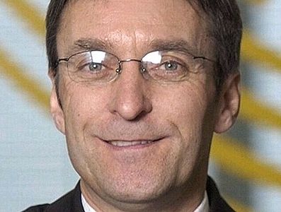Franz Wyss, Geschäftsführer Mikron SA Agno in Lugano/Schweiz: „Dreiachsige Handlingeinheiten lassen sich einfacher programmieren als Knickarm-Roboter und nutzen den vorhandenen Raum bis in den letzten Winkel aus.“ Bild: Mikron (Archiv: Vogel Business Media)