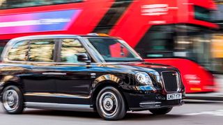 Der Antrieb erfolgt im Elektro-Taxi stets über die elektrische Hinterachse. Die Reichweite für eine Batteriefüllung beträgt beim LEVC TX E-City bei 129 Kilometern, gemessen nach der ECE-Norm. Mit Range Extender ergeben sich bei Bedarf weitere 607 Kilometer.  (GKN)