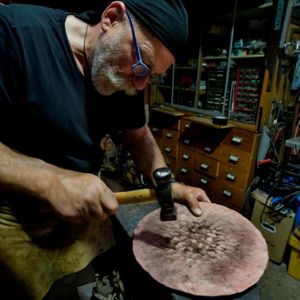 Der Kupferschmied (Herbert R. Bauer) bei der Herstellung einer Replik der Himmelsscheibe von Nebra im Wendelhammerschmiedeverfahren ((c) Landesamt für Denkmalpflege und Archäologie, Landesmuseum für Vorgeschichte Sachsen-Anhalt).(Bild:   J. Lipták, München)