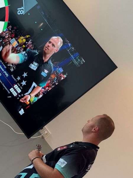 Nach dem Essen geht es zielorientiert weiter. Profi Max „The Maximiser“ Hopp zeigt, wie Dart funktioniert. (Bild: Solum)
