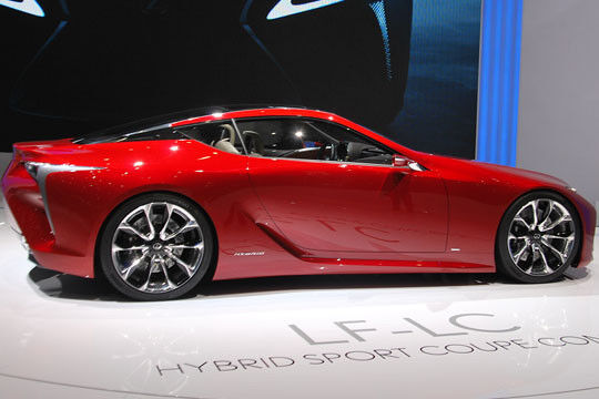 Der Lexus LF-LC wurde auf der Detroit Motor Show als zukunftsweisende Designstudie eines 2+2 Hybrid Sport Coupés mit dem 