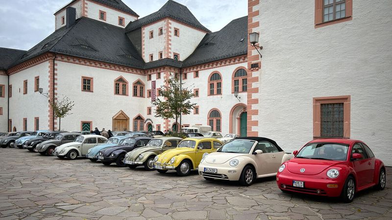 Die beiden New Beetle auf Golf-IV-Basis gehörten ebenfalls zu den Teilnehmerfahrzeugen. (Bild: Peter Diehl)