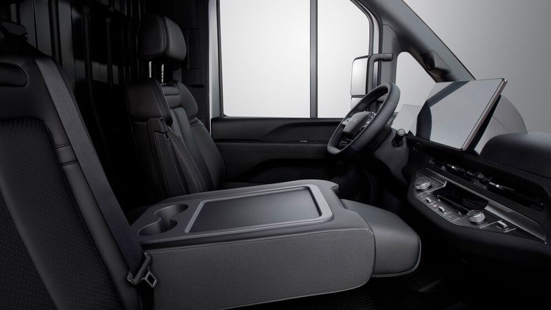 Der mittlere Sitz im E-Vali kann als Arbeitsfläche genutzt werden, um etwa Papierkram zu erledigen. (Bild: BYD)