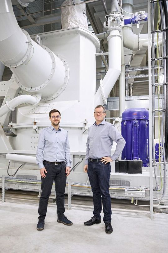 Alexander Langer, Deputy Head of Sales von Hosokawa Alpine (links) und Alister Grow, der das Kundenprojekt betreut hat, vor einer typischen Anlage zur Trockenfraktionierung von Proteinen mit ZPS und ATP.(Bild:  Hosokawa Alpine)