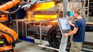 Das ILK der TU Dresden bildet den großserientauglichen Prozess zur Compositeteileherstellung ab. Informationen zu diesem, und vielen weiteren Aspekten rund um die Funktionsintegration in Multimaterialsysteme, gibt es am 9. und 10. Mai im Rahmen einer VDI-Fachtagung namens „Composites effizient verarbeiten“ in Heidelberg. (ILK/TU Dresden)