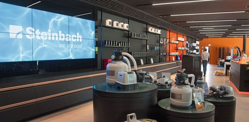 Steinbach, ein führender Anbieter von Pools und Zubehör, setzt an seinem oberösterreichischen Standort Messgeräte und die Visualisierungssoftware Gridvis von Janitza ein.(Bild:  Martin Witzsch)