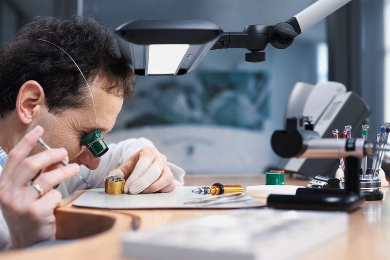 Optimale Sehbedingungen am Arbeitsplatz durch eine hohe Beleuchtungsstärke, einen hohen Farbwiedergabewert, die Lichtfarbe und die opal weiße Blende. (Bild: Junghans)