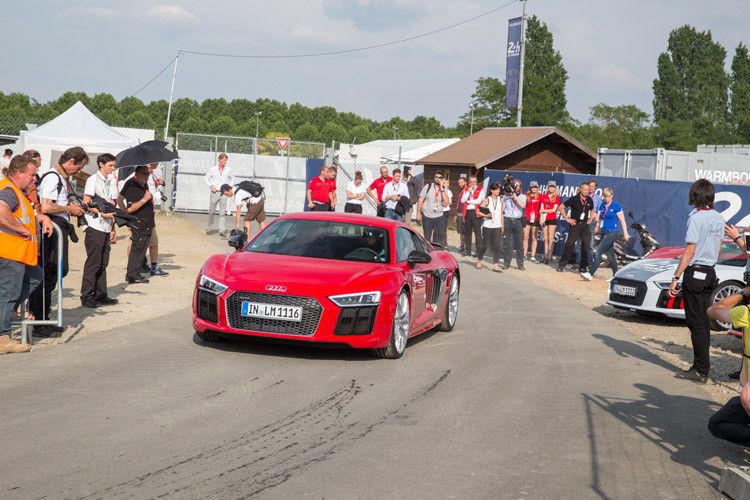 Zwischen ein paar offenen Formel-Rennwagen und einer Horde wild gewordener Aston Martins startet hier das Serienauto, das offiziell erst im Juli präsentiert wird und Ende September in den Handel kommt. (Foto: Audi)