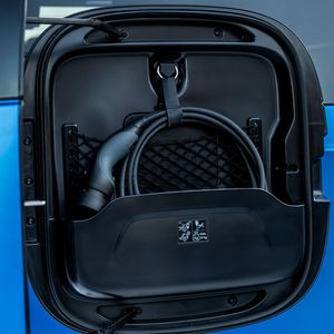 Statt Ersatzrad gibt es ein Ladekabel.(Bild:  Mercedes-Benz)