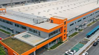 Neue Produktionsstätte in China: Im typischen Weidmüller-Orange bietet die Fertigungsstätte auf 14.000 Quadratmetern mehr Platz für die Produktion im chinesischen Suzhou. (Weidmüller)