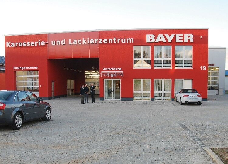 Im September 2013 feierte das neue Karosserie- und Lackzentrum Bayer in Kassel in der 1.800-Quadratmeter-Halle Eröffnung. (Foto: Wenz)