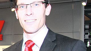 Carsten Späthe, Leiter Drivebenefits der SEW-Eurodrive GmbH & Co KG in Bruchsal, erläutert: „Über den Produktidentifikationscode können alle wesentlichen Daten über das Produkt erkannt werden.“  Bild: Schäfer (Archiv: Vogel Business Media)