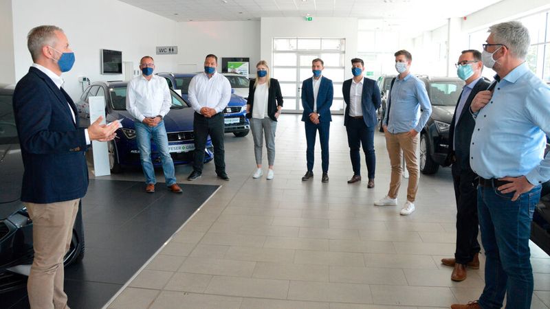 Zum Jurybesuch zählte der obligatorische Rundgang durch das Nürnberg Haupthaus der Gruppe. (Bild: Achter/»kfz-betrieb«)