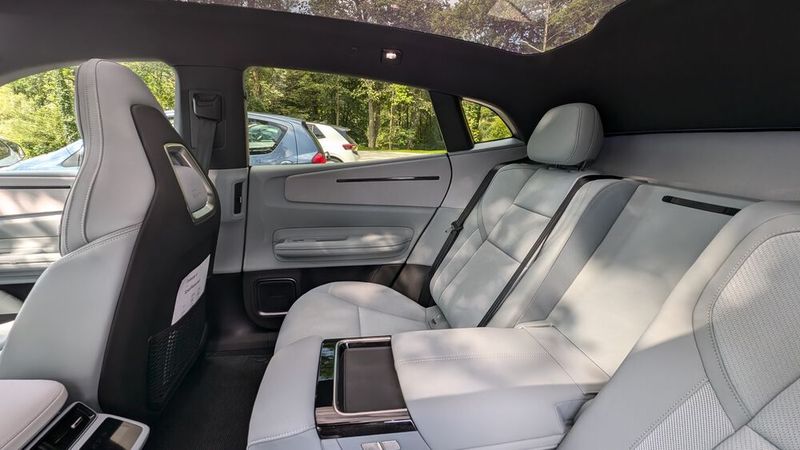 Der Sitzkomfort auf den hinteren Plätzen ist im Polestar 4 sehr hoch. Es gibt viel Bein- und genügend Kopffreiheit. Die Sitze sind elektrisch verstellbar – inklusive der Rückenlehne. (Bild: Mauritz – VCG)