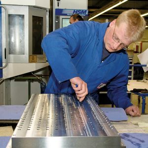 Facharbeiter Holger Knappe bearbeitet bei der IWB Industrietechnik GmbH aus Gotha Frästeile auf der Portal-Fräsmaschine Huron.