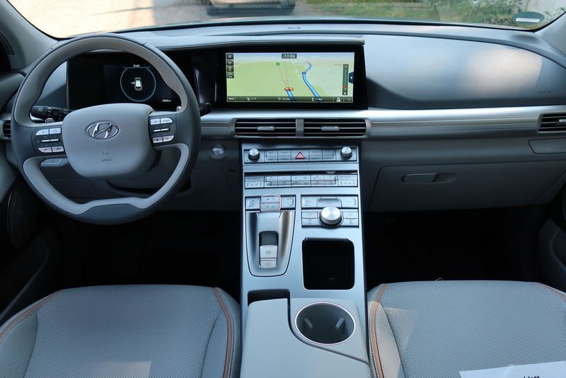 Den Innenraum dominiert die massive, mit Schaltern etwas überfrachtete 