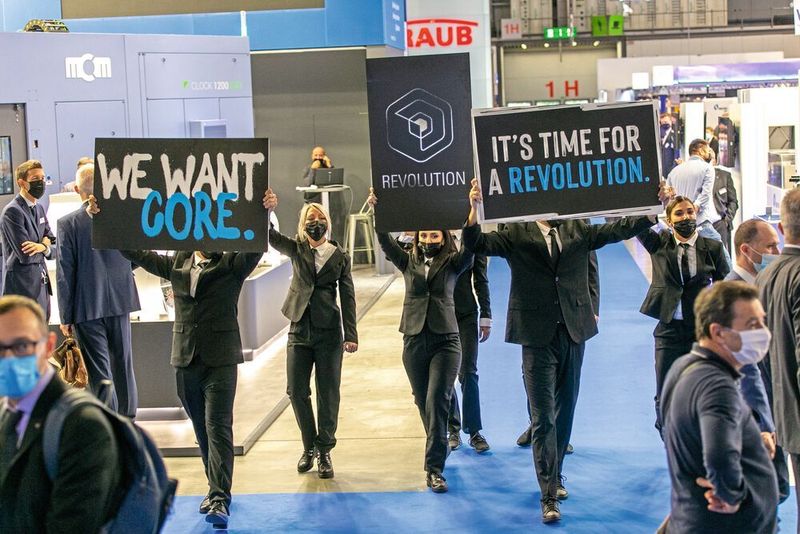 Mit einer spektakulären Dance und Action Performance auf der EMO in Mailand 2021hat United Grinding seine neue Hard- und Softewarearchitektur Core erstmals der Öffentlichkeit vorgestellt. (United Grinding)