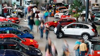 In Freiburg präsentieren Anfang Oktober 20 Autohändler ihre Gebrauchtwagen bei einer regionalen Verkaufsschau. Die Schauen waren bislang gut besucht und sorgten für Umsatz. (Bild: Nicolas Kuri)