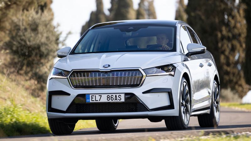 Eine ausdrucksstärkere Front sowie ein in Wagenfarbe lackierter Schwellerbereich zählen zu den Unterscheidungsmerkmalen des Skoda Enyaq Coupés. (Skoda)