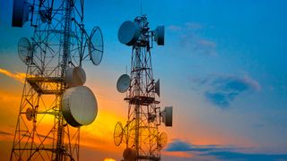 HF-Messtechnik: Anwendungen mit höheren Millimeterwellen-Frequenzen wachsen beständig. Mit einem Vektror-Netzwerk-Analysator lassen sich Frequenzen bis 220 GHz messen. (Bild: © Yanawut Suntornkij – adobe.stock.com)