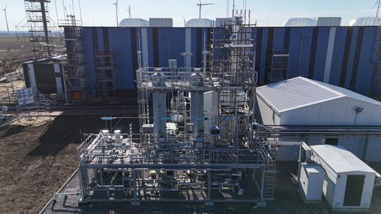Im Gesamtsystem des Energieparks bildet die Gasaufbereitungsanlage das Bindeglied zwischen Erzeugung, Transport, Speicherung und Nutzung. Sie wird die Qualität am Übergabepunkt absichern.(Bild:  Energiepark Bad Lauchstädt)