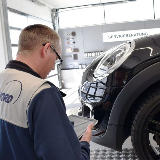 Gutachten anstatt Kostenvoranschläge beugen möglichen Kürzungen durch Versicherungen vor. Bei Helming & Sohn bindet man konsequent Sachverständige und Rechtsanwälte über das TÜV-Nord-Schadenportal ein. (Bild:  »kfz-betrieb«/Schweitzer)
