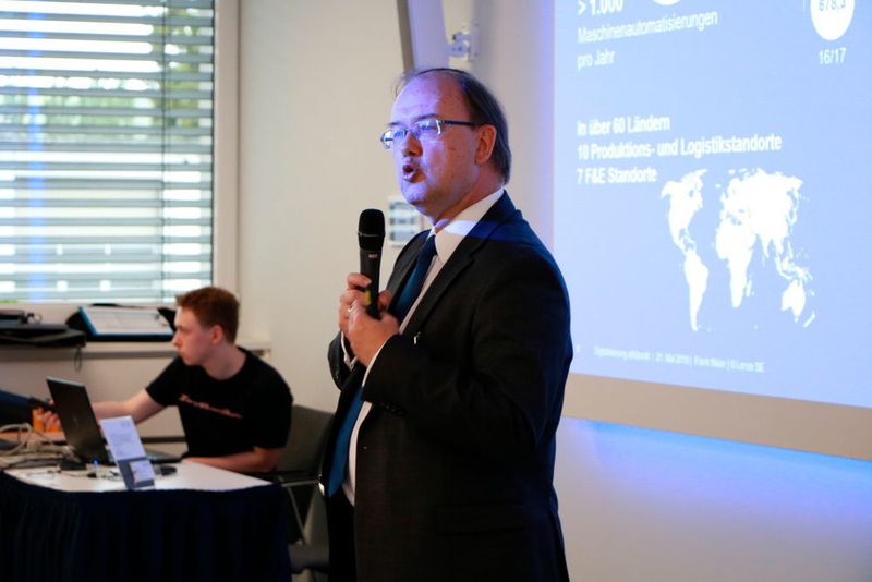 „Im Maschinenbau benötigen wir einen Quantensprung bei der Produktivitätssteigerung im Software-Entwicklungsprozess“, forderte Maier. Lösen lasse sich dieses Problem nur mit objektorientierter Programmierung von Softwaremodulen, die je nach Anwendung wiederverwendbar seien. (K.Juschkat/konstruktionspraxis)