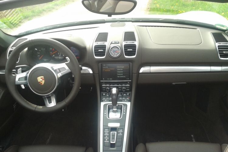 Porsche möchte nur des Autokäufers Bestes: sein Geld: Schlägt die Volllederausstattung  (Seriensitze) mit bereits ansehnlichen „drei Kilo“ zu Buche, kommt die Sportsitze-Variante bereits auf über 5.000 Euro. Wer jetzt noch trendig braunes „Naturleder“ wünscht, ist fast beim Neupreis eines Dacia Sandero angelangt – aber welcher Porschefahrer ist so kleinlich? (Foto: Dominsky)
