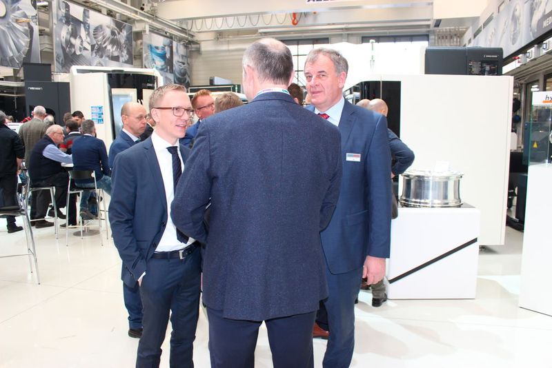 Wie jedes Jahr herrscht gute Stimmung unter den Gästen der traditionellen Hausausstellung von DMG Mori in Pfronten. (Sonnenberg)