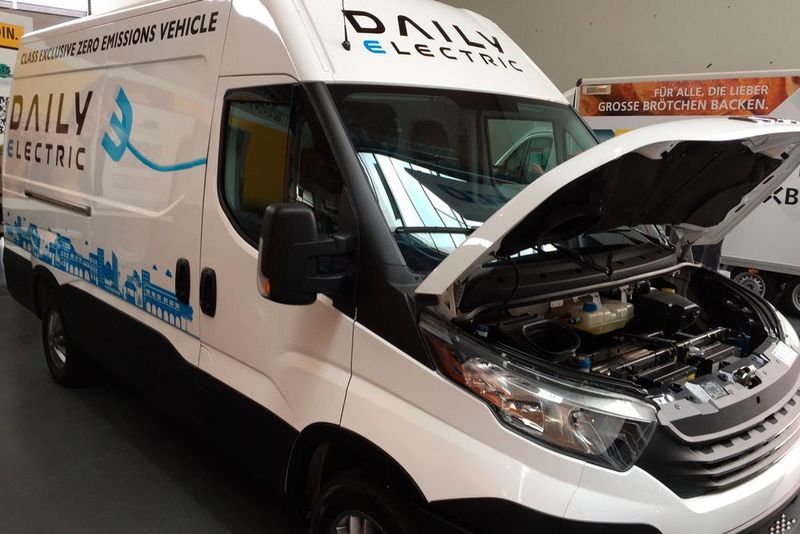 ... der einhundert Prozent elektrisch und somit ohne Emission betriebene Iveco Daily Electric in den Mittelpunkt des Interesses der Besucher. (Faust / »kfz-betrieb«)