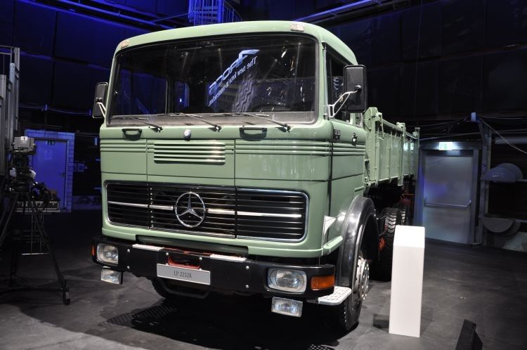 ...sowie ein Mercedes-Benz LP 2232K 6x4. (Foto: Richter)