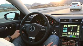 Der Fahrer bleibt in der Verantwortung: Der Autobahnpilot (Level 3) kommt wohl bei einigen OEMs als Assistenzsystem Level 2+ auf den Markt. (Bild: Continental)