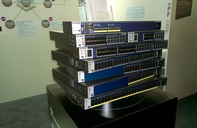 Die brandneue M4300-Serie von Netgear besteht aus diversen 10G- und 1G-Modellen in verschiedenen Formfaktoren. Das oberste Gerät ist der ebenfalls auf der Cebit erstmals vorgestellte Multi-Gigabit-Switch M4200. (Bild: Vogel IT)