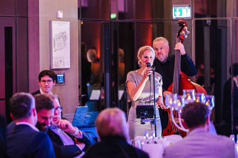 Die Band Ellingtones sorgte mit ihrer Mischung aus Jazz, Swing und Soul für einen angenehmen musikalischen Rahmen. (Bild: Offenblende)